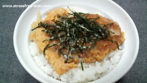 カツ丼とコスモスのきざみのり