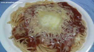 ミートソースパスタにとろけるチーズ1